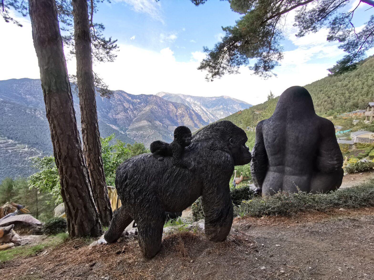 Famille de gorilles dans les jardins