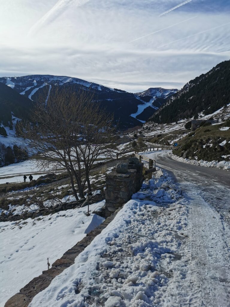 Vallée d'incles route goudronnée